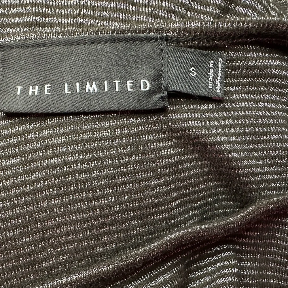 Beautiful silver and black limited top - Picture 7 of 8